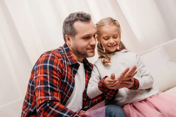 Vader en dochter polijsten nagels — Stockfoto