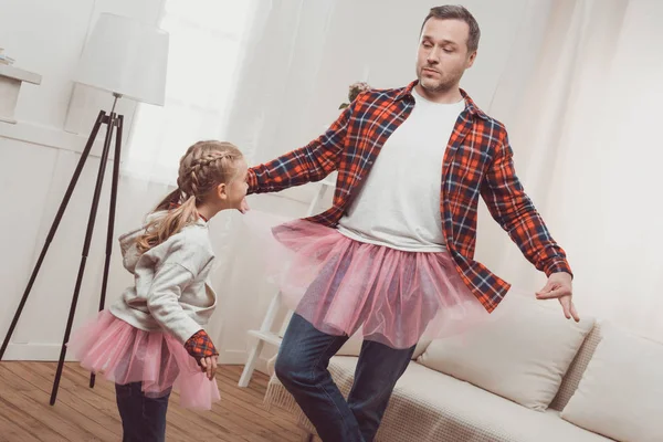 Vader en dochter in roze rokken — Stockfoto