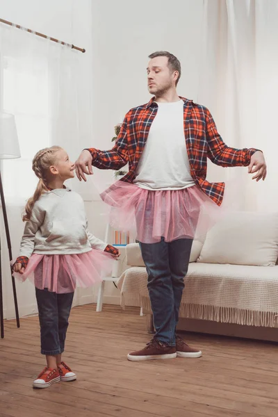 父亲和女儿在粉红色的裙子 — 图库照片
