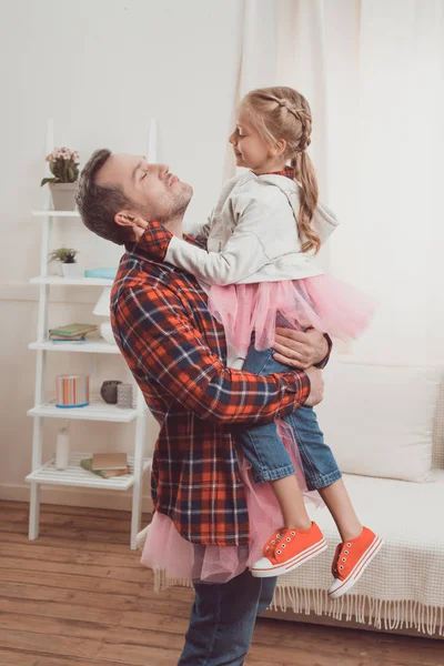Vader en dochter in roze rokken — Stockfoto