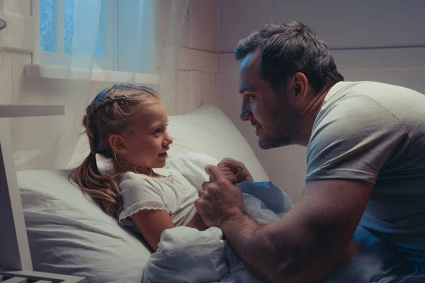 Father and daughter at bedtime — Stock Photo, Image
