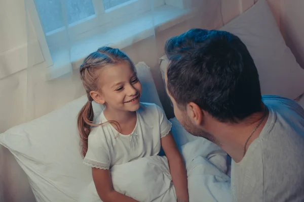 Father and daughter at bedtime — Stock Photo, Image