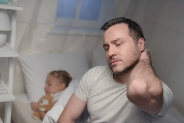 Father and daughter at bedtime — Stock Photo, Image