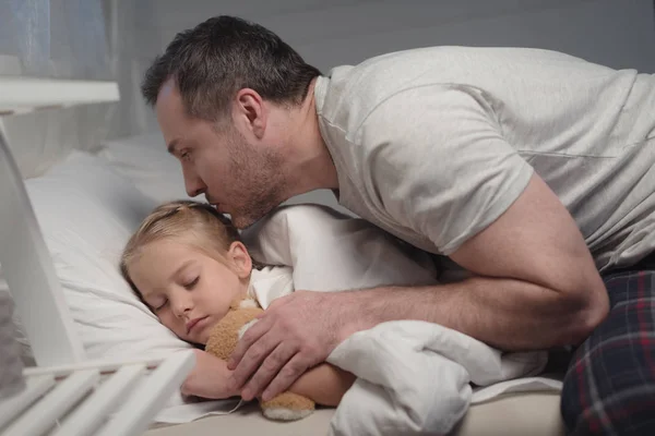 Father and daughter at bedtime — Stock Photo, Image