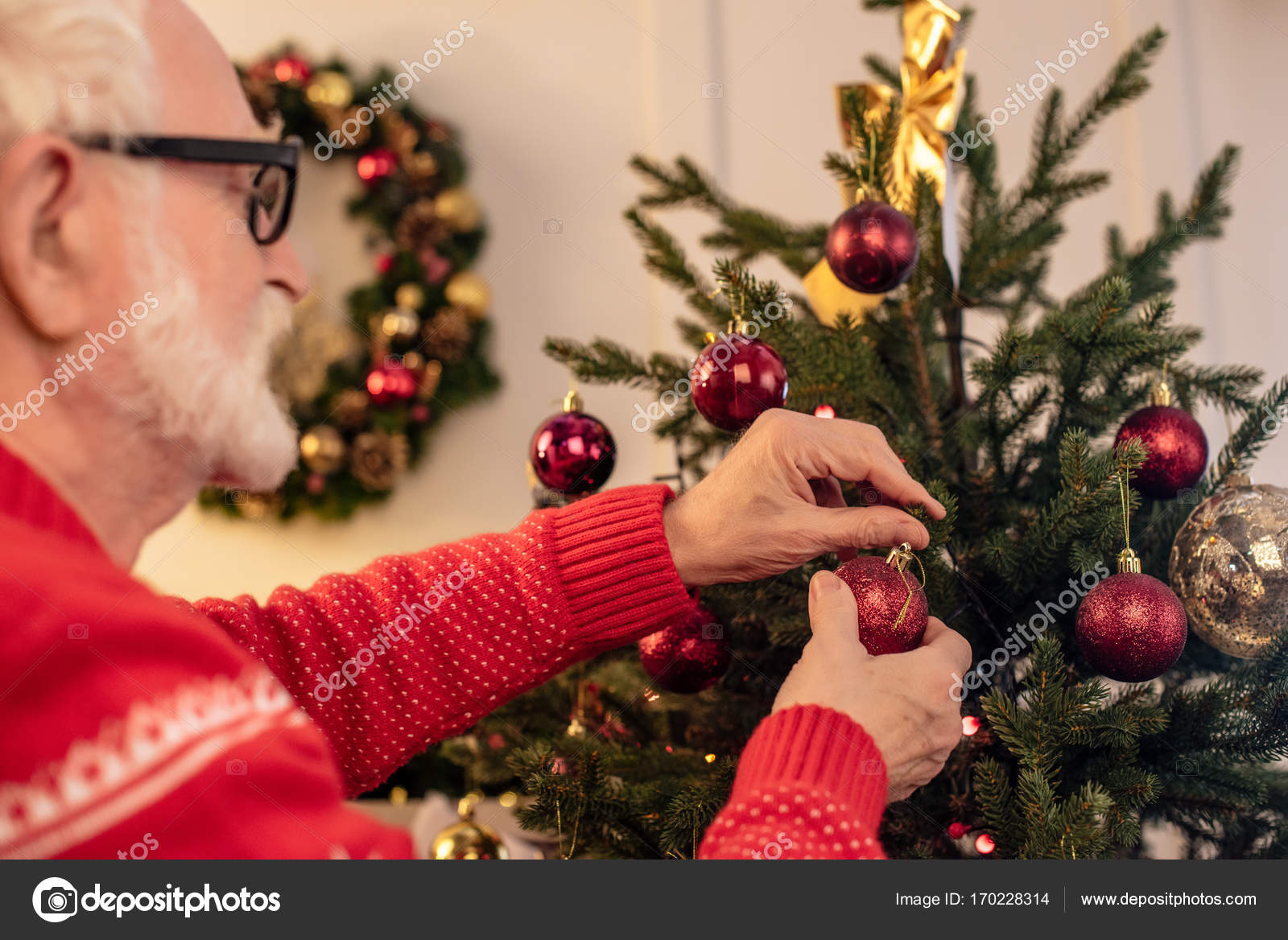 Mann schmücken Weihnachtsbaum — Stockfoto © VitalikRadko #170228314 Mann schmücken Weihnachtsbaum — Stockfoto © VitalikRadko #170228314