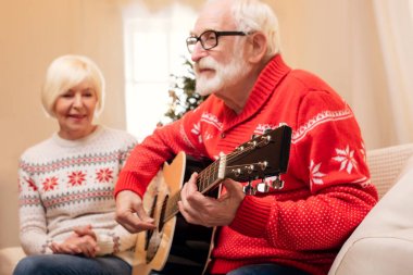 Komuta sizde gitar çalmaya