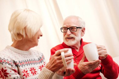 kahve bardakları ile üst düzey Çift