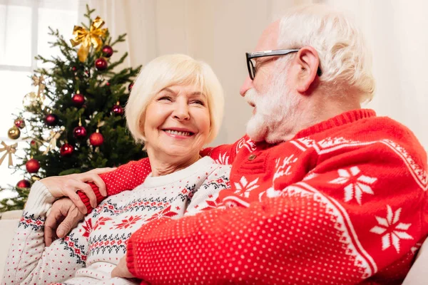 年长的夫妇拥抱在圣诞节 — 免费的图库照片
