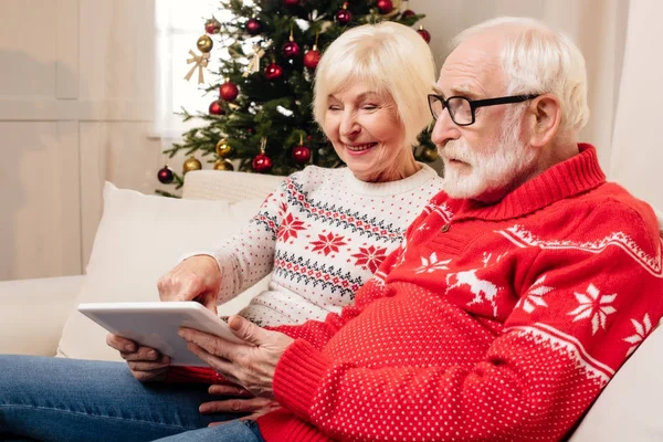 Casal sênior com tablet digital — Fotografia de Stock