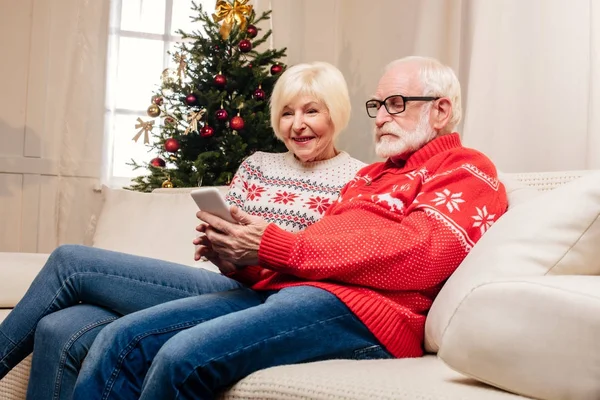 Senior couple using smartphone — Stock Photo, Image