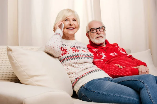 Senior couple with smartphone — Stock Photo, Image