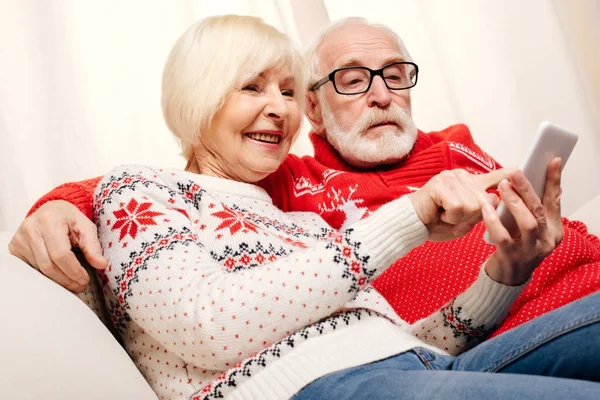 Senior couple with smartphone — Free Stock Photo