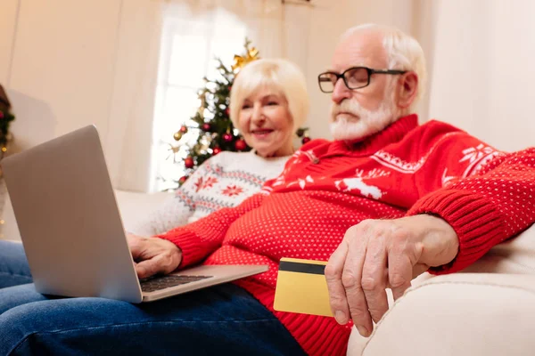 Senior para zakupy online — Zdjęcie stockowe