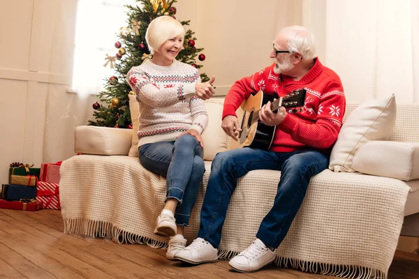 Casal sênior com guitarra acústica — Fotografia de Stock