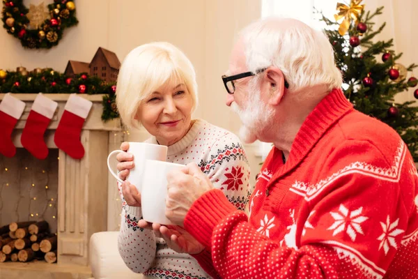 Senior paar met cacao — Stockfoto