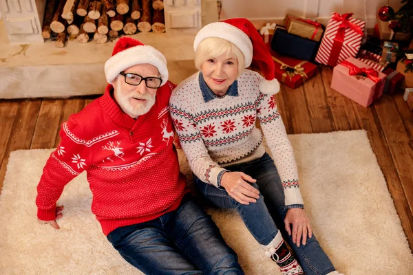 Senior couple in santa hats — Free Stock Photo