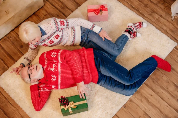 Noel hediyesi ile üst düzey Çift — Ücretsiz Stok Fotoğraf