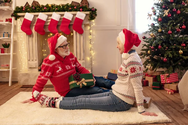 Coppia con regalo di Natale — Foto Stock