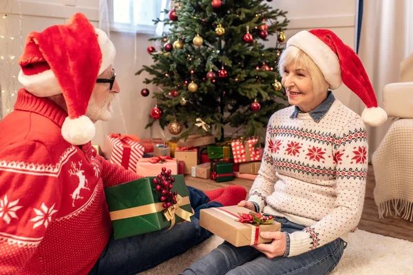 Пожилая пара с рождественскими подарками — стоковое фото
