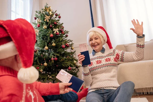 Senior paar klaar om op reis gaat — Stockfoto