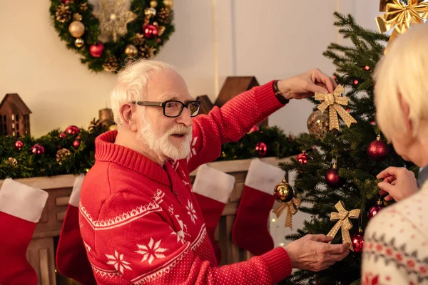 Senior koppel kerstboom versieren — Gratis stockfoto