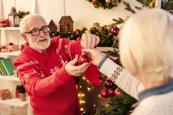 Pareja decorando árbol de Navidad — Foto de Stock