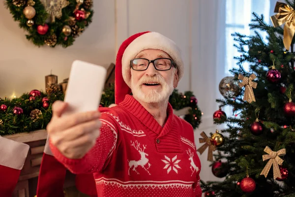 Senior man selfie nemen op smartphone — Stockfoto