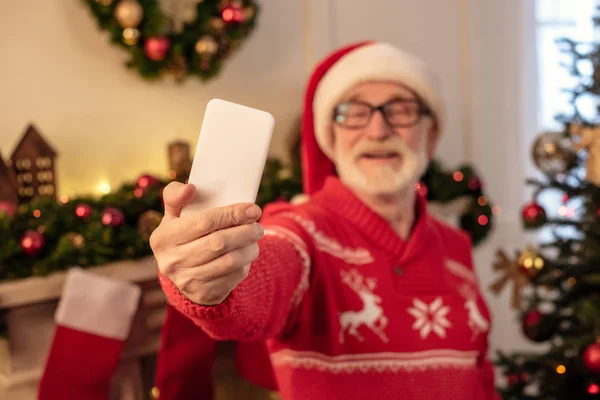 Starszy człowiek biorąc selfie na Boże Narodzenie — Zdjęcie stockowe