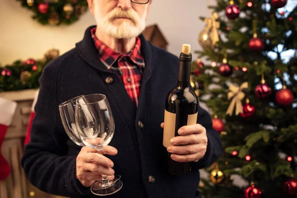 Uomo anziano con vino — Foto Stock
