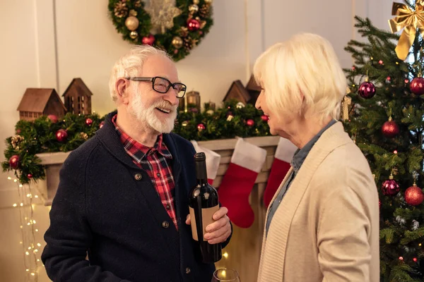 Senior pary z winem na Boże Narodzenie — Zdjęcie stockowe