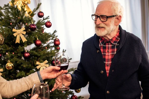 Pareja de ancianos con vino en Navidad — Foto de Stock