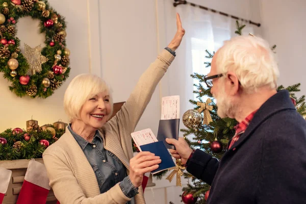 Senior paar met paspoorten en vliegtickets — Stockfoto