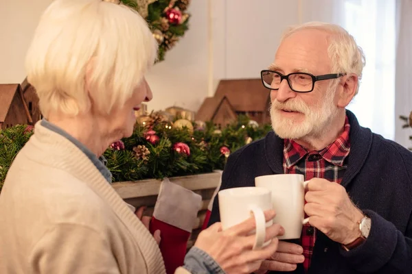 Casal sênior com café no Natal — Fotografia de Stock Grátis