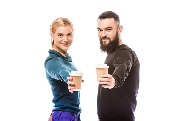 Couple de snowboarders avec café à emporter — Photo
