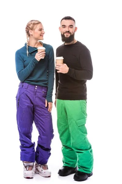 Par av snowboardåkare med kaffe att gå — Stockfoto