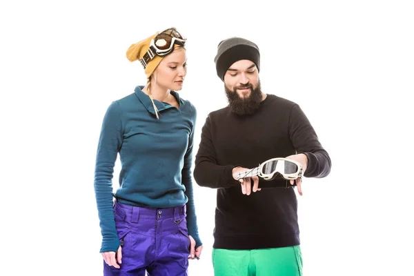 Pareja en sombreros con gafas de snowboard — Foto de stock gratis