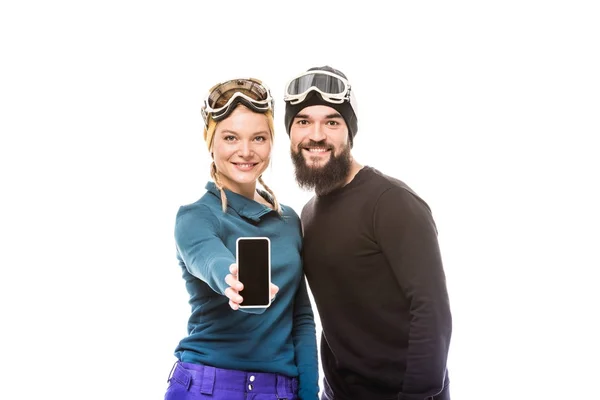 Snowboarders sonrientes mostrando smartphone — Foto de stock gratuita