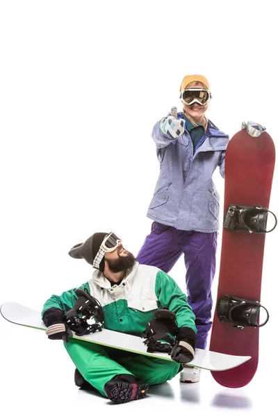 Casal em trajes de snowboard com snowboards — Fotografia de Stock Grátis
