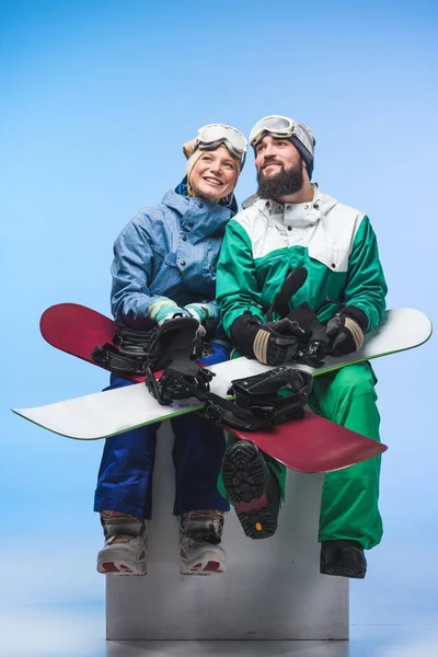 Young snowboarders with snowboards — Free Stock Photo