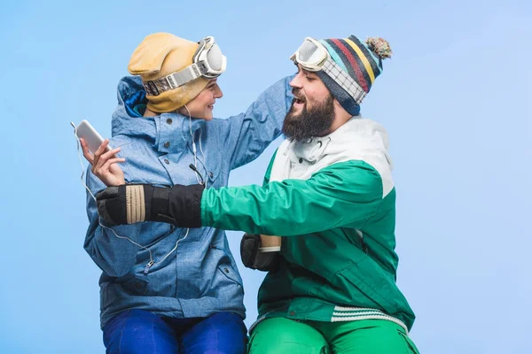 Pareja joven en ropa de snowboard — Foto de Stock