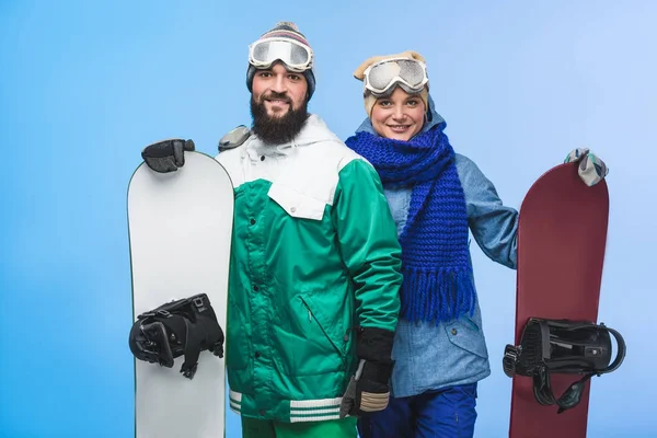 Feliz pareja ingenio snowboards — Foto de Stock