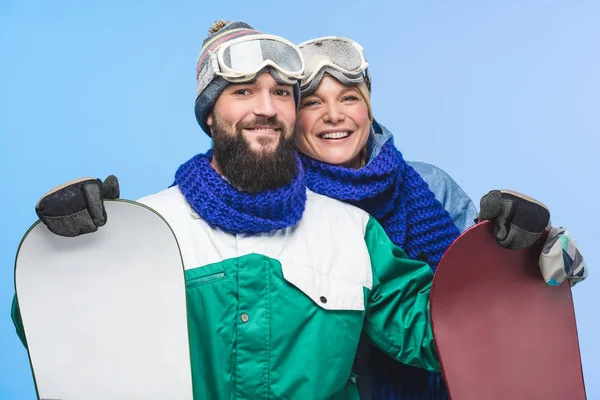 Feliz pareja ingenio snowboards — Foto de Stock
