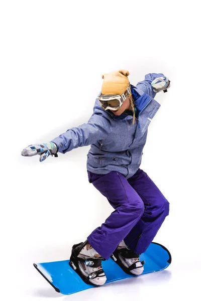 Donna scivolo su snowboard — Foto Stock