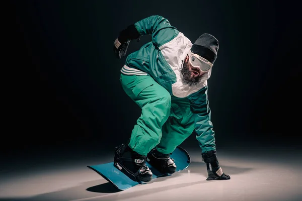 Snowboarder praticando em snowboard — Fotografia de Stock