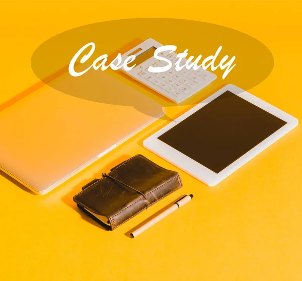 Dispositivos digitais, calculadora e notebook — Fotografia de Stock