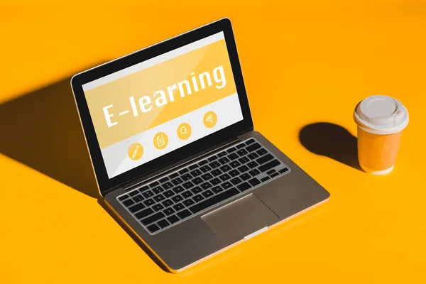 Portátil con inscripción e-learning — Foto de Stock