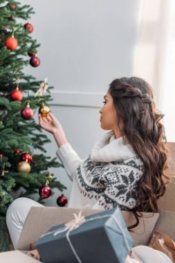 Noel Ağacını süsleyen Kadın