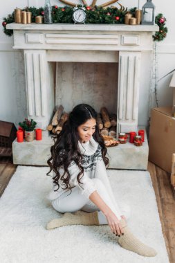 sıcak çorap koyarak kadın