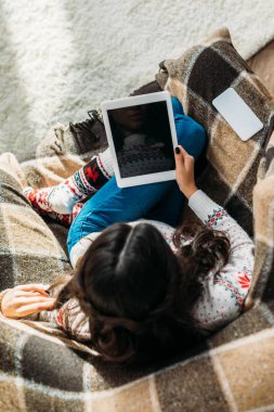 Tablet rahat koltuğa kullanan kadın