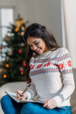 not defterinde Noel'de yazma kadın